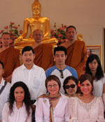 หน่อง-อรุโณชา นำทีมนักแสดงละครดอกส้มสีทอง ทำบุญที่วัดพระราม 9