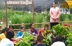  ช่อง 3 ส่งละครชุด "แสงทองส่องชีวิต" ผลิตโดย "บรอดคาซท์ฯ" รีรันอีกครั้ง ให้คนไทยน้อมนำพระราชดำรัสมาใช้ เพื่อน้อมรำลึกถึงพระมหากรุณาธิคุณ