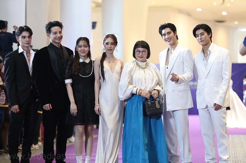 "พี่หน่อง อรุโณชา" ร่วมด้วยนักแสดงจากละคร "พรหมลิขิต" เดินพรมแดงงาน "Nine Entertain Awards 2024"