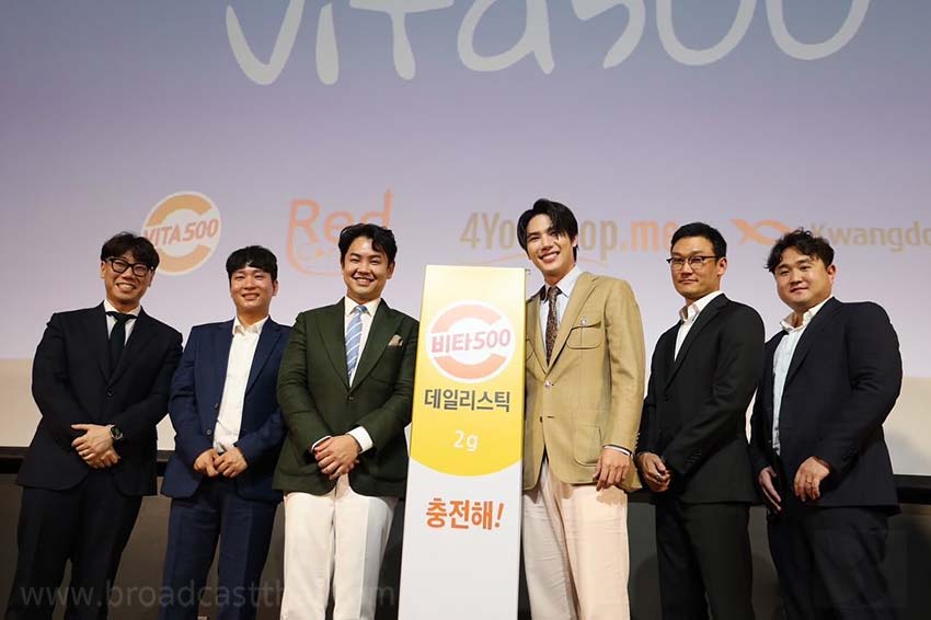 "พี่หน่อง อรุโณชา" ร่วมแสดงความยินดีกับผู้บริหารในงาน "Vita Daily - Recharge Your Day" 