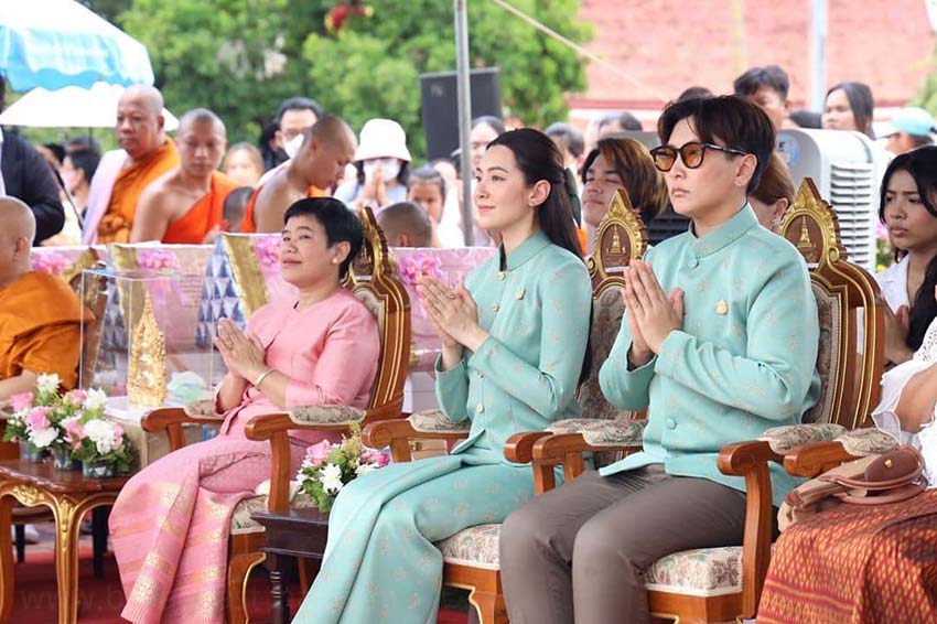 "พี่หน่อง อรุโณชา" ร่วมทำบุญทอดผ้าป่าสามัคคี และปิดทองพระนางพญาองค์ใหญ่ ที่วัดราชบูรณะ จังหวัดพิษณุโลก กับ "น้องเบลล่า" และ "น้องพลอย"