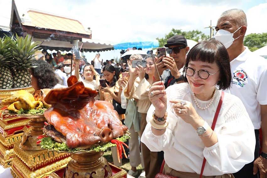 "พี่หน่อง อรุโณชา" ร่วมทำบุญทอดผ้าป่าสามัคคี และปิดทองพระนางพญาองค์ใหญ่ ที่วัดราชบูรณะ จังหวัดพิษณุโลก กับ "น้องเบลล่า" และ "น้องพลอย"