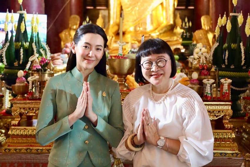 "พี่หน่อง อรุโณชา" ร่วมทำบุญทอดผ้าป่าสามัคคี และปิดทองพระนางพญาองค์ใหญ่ ที่วัดราชบูรณะ จังหวัดพิษณุโลก กับ "น้องเบลล่า" และ "น้องพลอย"