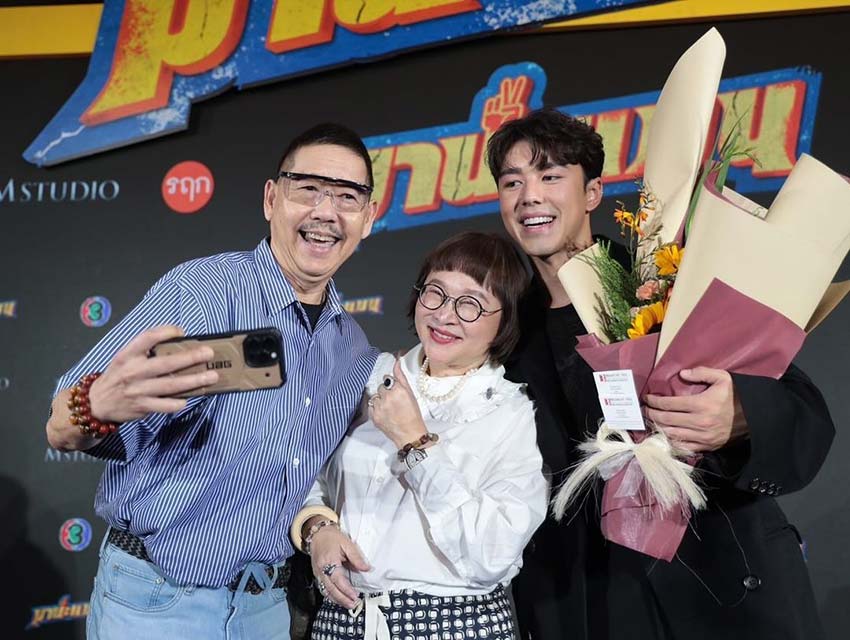 "พี่หน่อง" และ "พี่ไก่" ร่วมแสดงความยินดีในงาน "Gala Premiere ภาพยนตร์มานะแมน" และมอบช่อดอกไม้ให้ "น้องนาย ณภัทร"