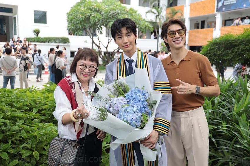 "พี่หน่อง พี่ไก่" มอบดอกไม้ ร่วมแสดงความยินดีกับความสำเร็จของมหาบัณฑิตสุดหล่อ "น้องปอนด์" 