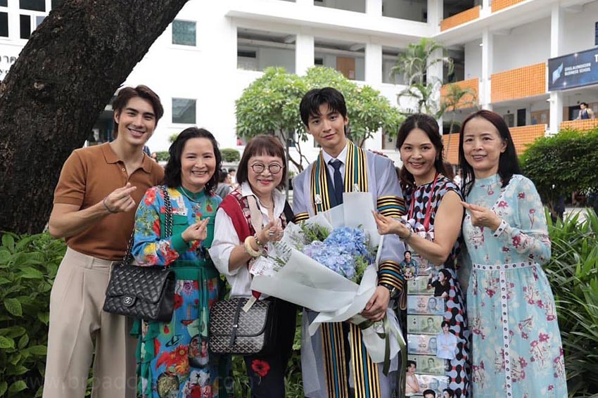 "พี่หน่อง พี่ไก่" มอบดอกไม้ ร่วมแสดงความยินดีกับความสำเร็จของมหาบัณฑิตสุดหล่อ "น้องปอนด์" 